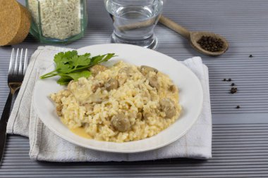 Mantar ve tavuklu risotto.