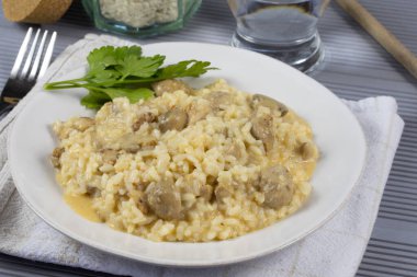Mantar ve tavuklu risotto.
