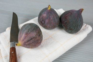 Beyaz arka planda taze incir