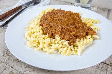 Tabakta bolonez hamuru