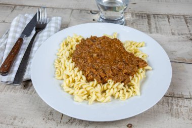 Tabakta bolonez hamuru