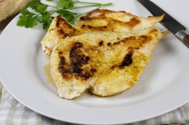 Kızarmış tavuk göğsü ve havuç püresi