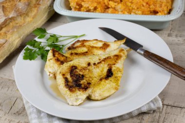 Kızarmış tavuk göğsü ve havuç püresi