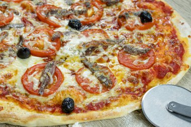 Napoli pizzası (ançüez pizza, domates ve zeytin))