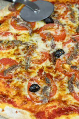 Napoli pizzası (ançüez pizza, domates ve zeytin))