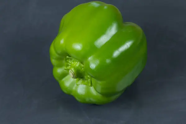 Pimienta Verde Fresca Cerca Sobre Fondo Negro — Foto de Stock