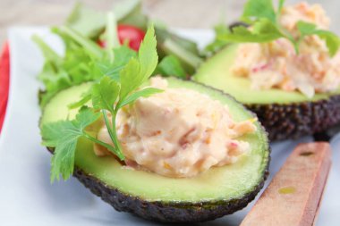 Avokado ve mayonezli surimi.