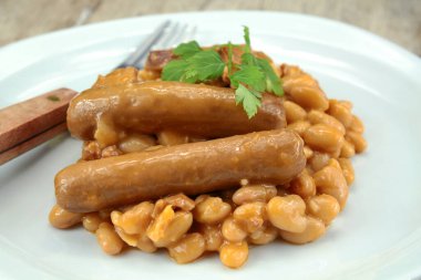 Beyaz tabakta güveç.