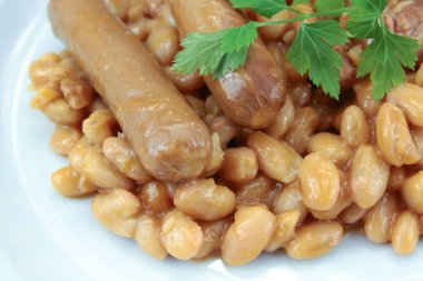 Beyaz tabakta güveç.