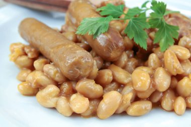 Beyaz tabakta güveç.