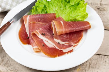 Tabakta çiğ jambon