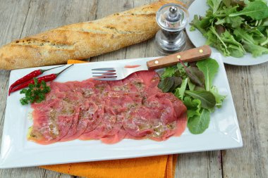 Beyaz tabakta carpaccio.