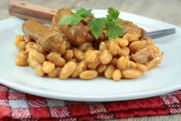 Beyaz tabakta güveç.