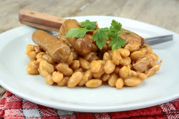 Beyaz tabakta güveç.