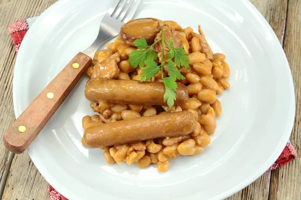 Beyaz tabakta güveç.