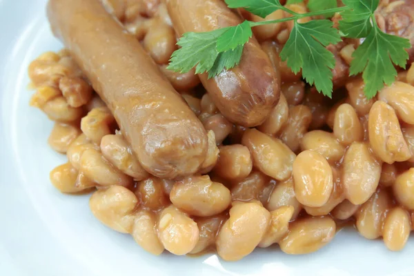 Beyaz tabakta güveç.