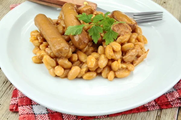 Beyaz tabakta güveç.