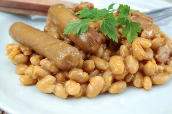 Beyaz tabakta güveç.