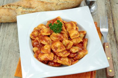 Beyaz tabakta ravioli.