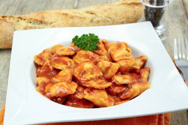 Beyaz tabakta ravioli.
