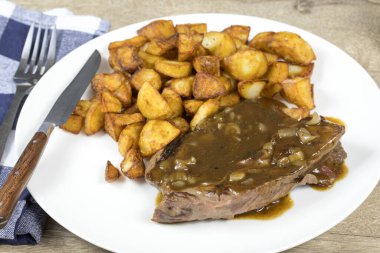 Baharatlı biftek ve patates soslu ızgara biftek.