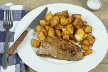 Izgara biftek ve patates.