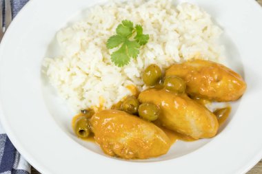 Yeşil zeytinli hamur tatlısı ve beyaz pirinç.