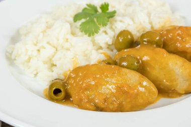 Yeşil zeytinli hamur tatlısı ve beyaz pirinç.