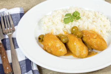 Yeşil zeytinli hamur tatlısı ve beyaz pirinç.