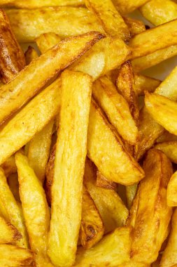 Bir demet gevrek ve altın patates kızartması