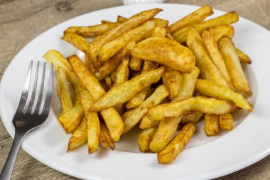 Tabakta ev yapımı patates kızartması.