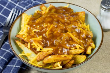 Kanada yemeği Poutine (patates kızartması, çedar ve kahverengi sos))