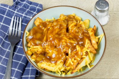 Kanada yemeği Poutine (patates kızartması, çedar ve kahverengi sos))