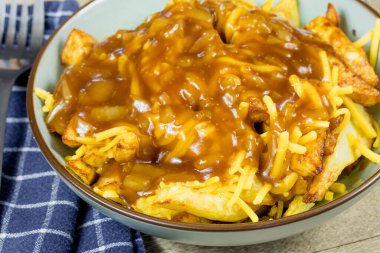 Kanada yemeği Poutine (patates kızartması, çedar ve kahverengi sos))