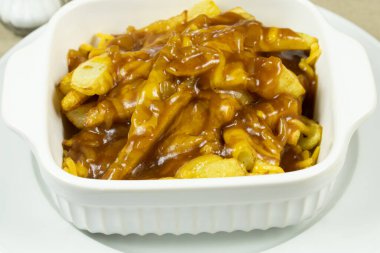 Kanada yemeği Poutine (patates kızartması, çedar ve kahverengi sos))