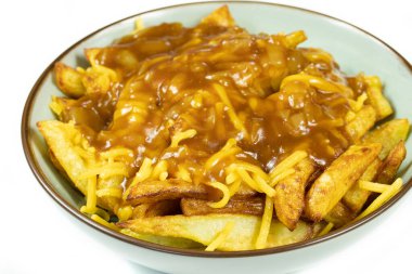 Kanada yemeği Poutine (patates kızartması, çedar ve kahverengi sos))