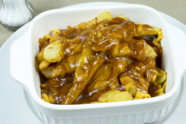 plat canadien Poutine (patates, çedar et soslu brune))