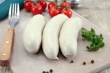 Tahtada üç beyaz puding.