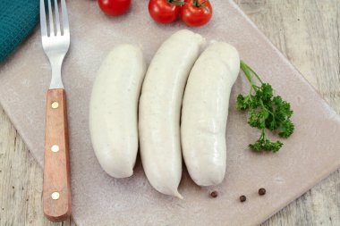 Tahtada üç beyaz puding.