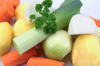 Çiğ sebzeler için pot au feu