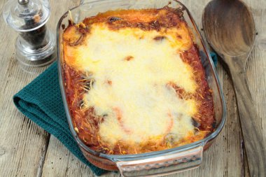 Masadaki musakka tabağı.