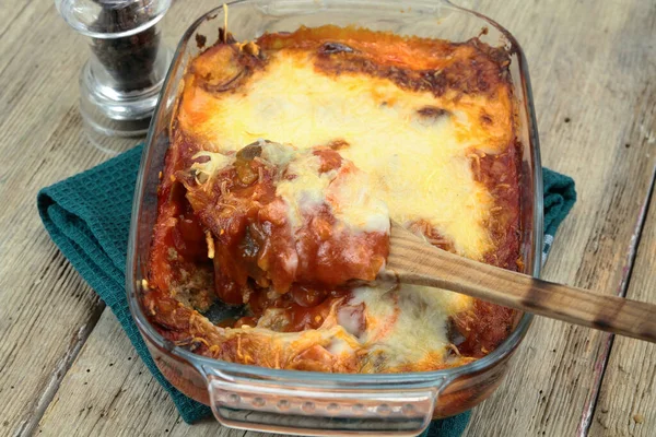 Plat Moussaka Sur Une Table — Photo