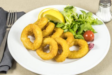 Bir tabak romaine usulü kalamar köftesi ve salata.