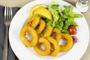 Bir tabak romaine usulü kalamar köftesi ve salata.
