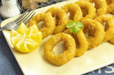 Bir tabak romaine usulü kalamar köftesi ve salata.