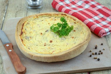 Kiş lorraine tahtada