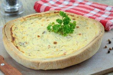 Kiş lorraine tahtada