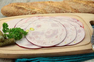 Bıçakla tahtada mortadella.