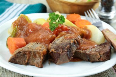 Patates ve havuçlu biftek.