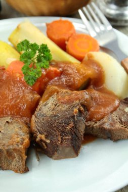 Patates ve havuçlu biftek.